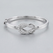 Natural Round Cut Diamond Interlocking Oval Diamond Bangle with Lock in 10K/14K gold and platinum with certified lab-grown or natural diamonds