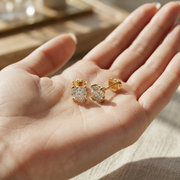 Stud Earrings with Round Brilliant Cut Diamonds - DE/VVS - Gold & in 10K/14K gold and platinum with certified lab-grown or natural diamonds