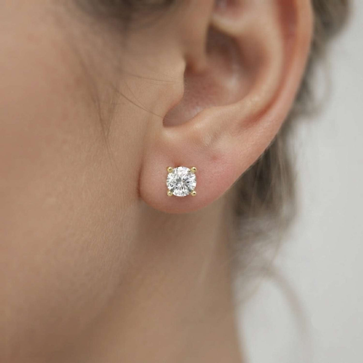 Stud Earrings with Round Brilliant Cut Diamonds - DE/VVS - Gold & in 10K/14K gold and platinum with certified lab-grown or natural diamonds