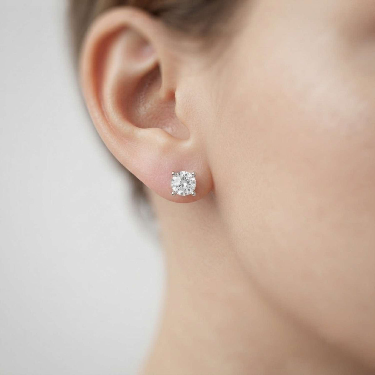 Stud Earrings with Round Brilliant Cut Diamonds - DE/VVS - Gold & in 10K/14K gold and platinum with certified lab-grown or natural diamonds